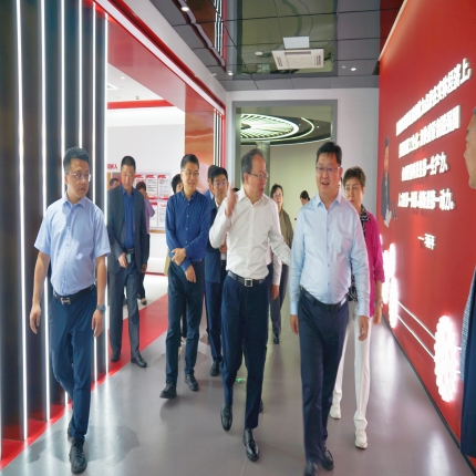 山西省政協(xié)副主席李曉波率“培育壯大智能產業(yè)，加快推動智能化發(fā)展”調研組參觀考察泰隆集團