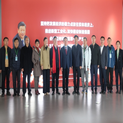 中國環(huán)保產(chǎn)業(yè)協(xié)會黨委書記、會長郭承站率領(lǐng)各省市環(huán)保產(chǎn)業(yè)協(xié)會領(lǐng)導(dǎo)蒞臨泰隆集團(tuán)參觀考察