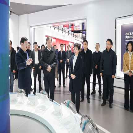 聚焦新質(zhì)生產(chǎn)力！南通、揚(yáng)州、鎮(zhèn)江、泰州組全國(guó)人大代表調(diào)研泰隆集團(tuán)